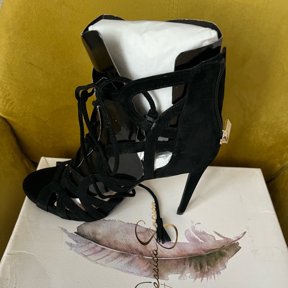 Jess Simpson Brand new black in box 4” heel